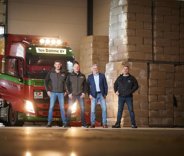 mannen bij vrachtwagen