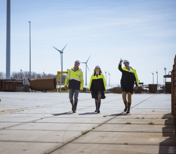 mensen in geel zwarte jasjes
