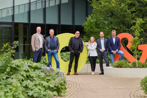 groep mensen bij ampersand