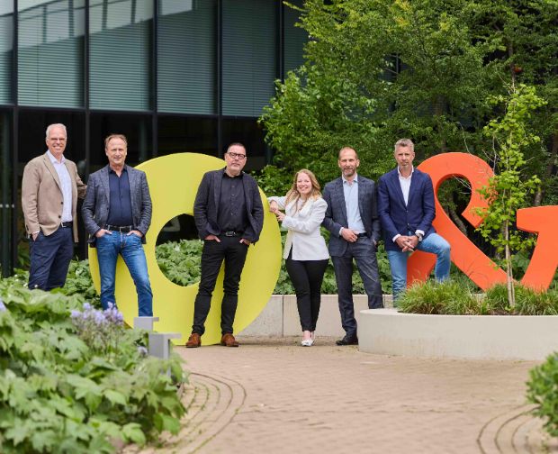 groep mensen bij ampersand