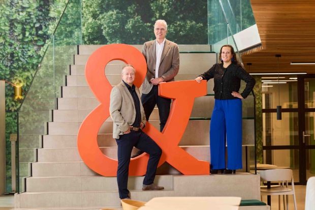 groep mensen bij ampersand