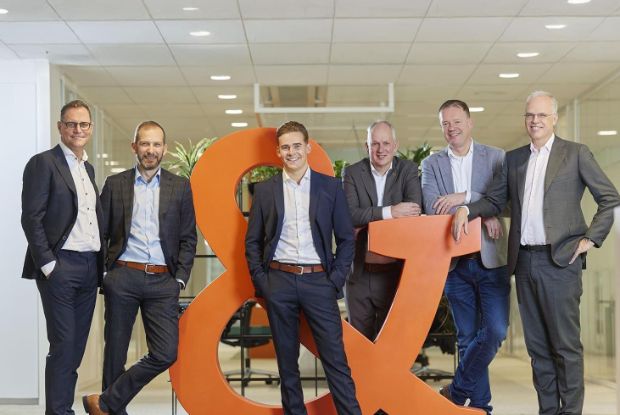 groep mannen bij ampersand