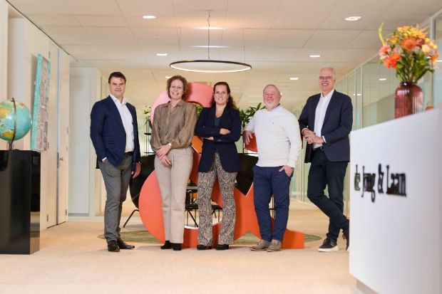 groep mensen bij ampersand