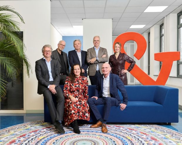 groep mensen bij ampersand