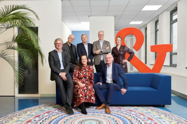 groep mensen bij ampersand