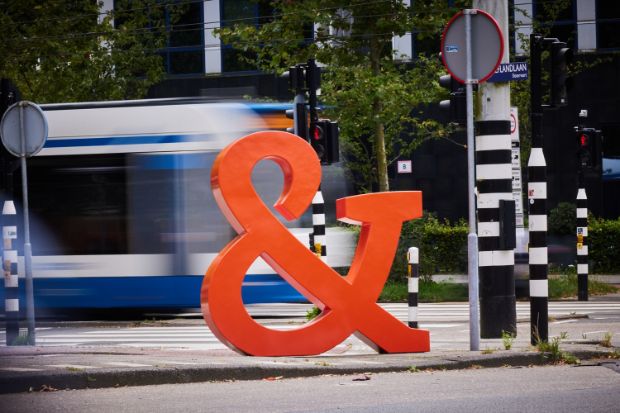 oranje ampersand voor een tram