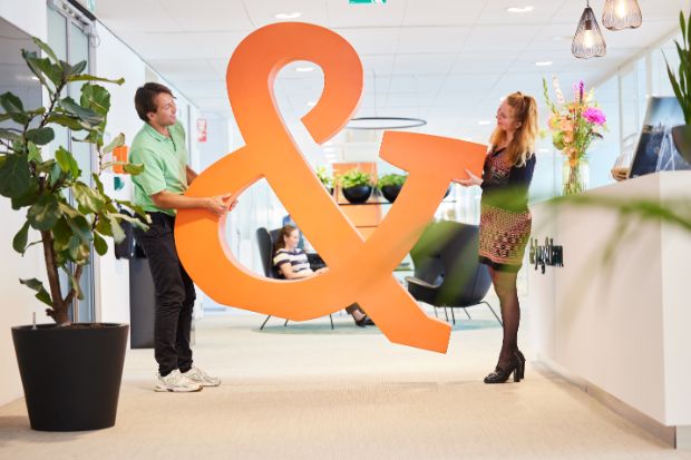 mensen tillen ampersand op