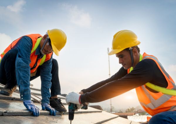 bouwvakkers met gehele helmen