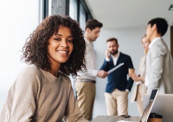 vrouw met donker haar