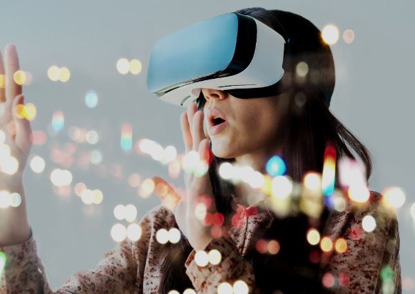 vrouw met vr bril