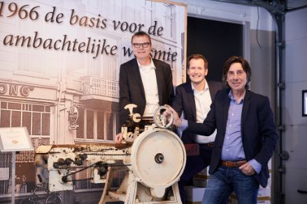 Gerrit, Thijs en Peter bij de oude machine